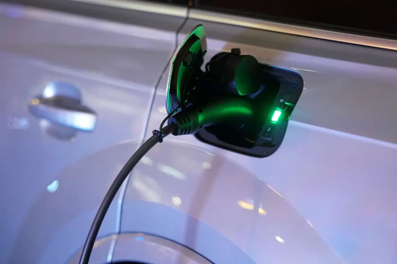 Elektrofahrzeug-Ladung im Unternehmen: Steuerliche Vorzüge für Sie